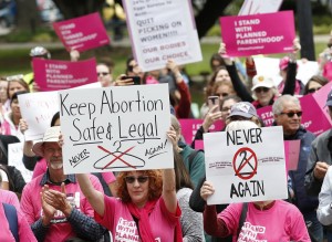 Protesters are protesting the overturn of Roe v. Wade Photo by AP - Photojournalist